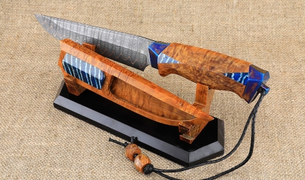 Премиум нож Алькор дамаск ламинированный рукоять и ножны карельская береза янтарь, зубы мамонта на подставке Премиум нож Алькор дамаск ламинированный рукоять и ножны карельская береза янтарь, зубы мамонта на подставке