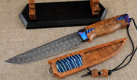 Премиум нож Алькор дамаск ламинированный рукоять и ножны карельская береза янтарь, зубы мамонта на подставке Премиум нож Алькор дамаск ламинированный рукоять и ножны карельская береза янтарь, зубы мамонта на подставке