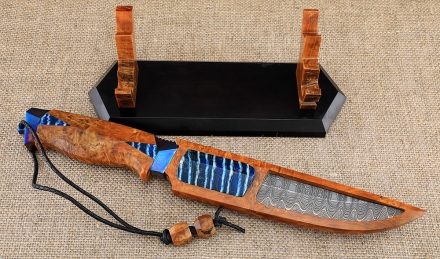 Премиум нож Алькор дамаск ламинированный рукоять и ножны карельская береза янтарь, зубы мамонта на подставке Премиум нож Алькор дамаск ламинированный рукоять и ножны карельская береза янтарь, зубы мамонта на подставке