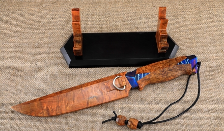 Премиум нож Алькор дамаск ламинированный рукоять и ножны карельская береза янтарь, зубы мамонта на подставке Премиум нож Алькор дамаск ламинированный рукоять и ножны карельская береза янтарь, зубы мамонта на подставке