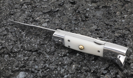 Нож Сапожок выкидной сталь Elmax накладки акрил белый Нож Сапожок выкидной сталь Elmax накладки акрил белый