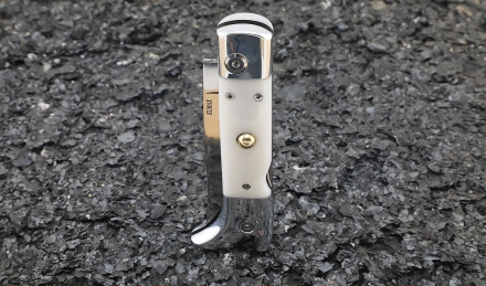 Нож Сапожок выкидной сталь Elmax накладки акрил белый Нож Сапожок выкидной сталь Elmax накладки акрил белый