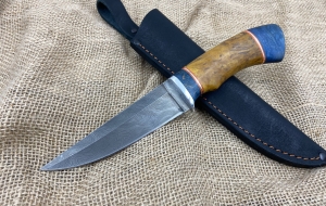 Нож "Орлан" сталь дамаск, рукоять стабилизированная карельская береза янтарь и синяя (распродажа) 