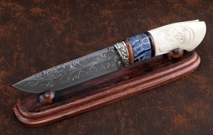 Коллекционный Нож Барракуда дамаск торцевой, рукоять рог лося резной кость мамонта, мельхиор на подставке Коллекционный Нож Барракуда дамаск торцевой, рукоять рог лося резной кость мамонта, мельхиор на подставке