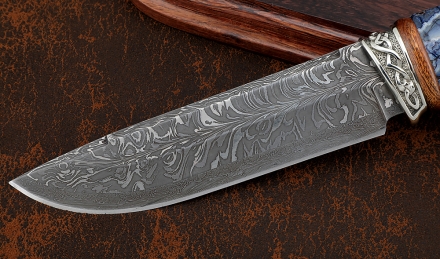 Коллекционный Нож Барракуда дамаск торцевой, рукоять рог лося резной кость мамонта, мельхиор на подставке