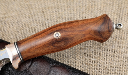 Эксклюзивный нож «Пума» из ламинированного дамаска, рукоять мокумэ-ганэ и железное дерево Эксклюзивный нож «Пума» из ламинированного дамаска, рукоять мокумэ-ганэ и железное дерево