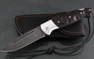 Складной нож Ворон, сталь дамаск, рукоять накладки черный граб резная с дюралью Складной нож Ворон, сталь дамаск, рукоять накладки черный граб резная с дюралью