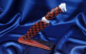 Подарочный Нож Носорог сталь Х12МФ полный камень рукоять акрил комбинированный с дюралью на подставке Подарочный Нож Носорог сталь Х12МФ полный камень рукоять акрил комбинированный с дюралью на подставке