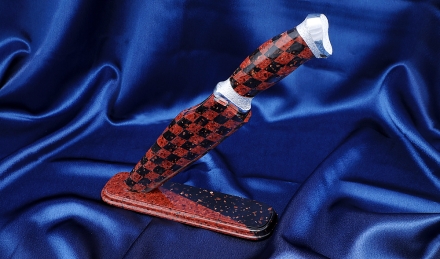 Подарочный Нож Носорог сталь Х12МФ полный камень рукоять акрил комбинированный с дюралью на подставке