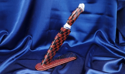 Подарочный Нож Носорог сталь Х12МФ полный камень рукоять акрил комбинированный с дюралью на подставке Подарочный Нож Носорог сталь Х12МФ полный камень рукоять акрил комбинированный с дюралью на подставке