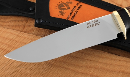 Нож Нептун сталь M390, рукоять карельская береза стабилизированная коричневая+черный граб, латунь Нож Нептун сталь M390, рукоять карельская береза стабилизированная коричневая+черный граб, латунь
