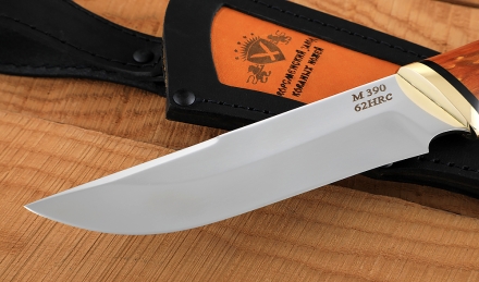 Нож Русак сталь M390, рукоять наборная карельская береза стабилизированная янтарь, латунь Нож Русак сталь M390, рукоять наборная карельская береза стабилизированная янтарь, латунь