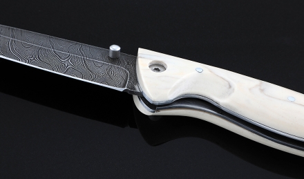 Складной нож Стрелок, сталь дамаск, рукоять накладки акрил белый Складной нож Стрелок, сталь дамаск, рукоять накладки акрил белый