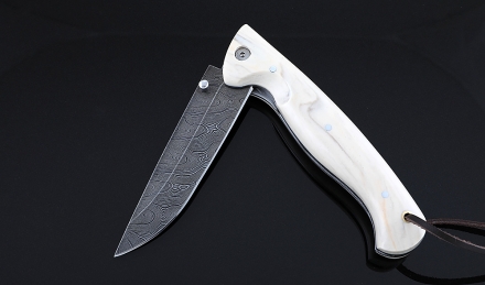 Складной нож Стрелок, сталь дамаск, рукоять накладки акрил белый Складной нож Стрелок, сталь дамаск, рукоять накладки акрил белый