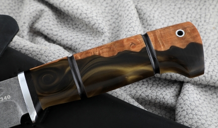 Нож Дельфин сталь К340, рукоять карельская береза акрил Нож Дельфин сталь К340, рукоять карельская береза акрил