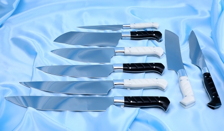 Набор ножей на подставке из акрила черного, сталь 95Х18 Набор ножей на подставке из акрила черного, сталь 95Х18