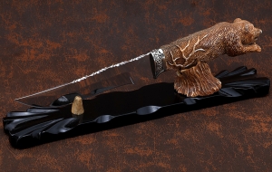 Премиум Нож Русак сталь ELMAX, рукоять рог лося резной (медведь), мельхиор на подставке