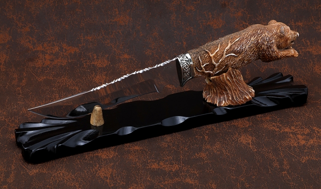 Нож Русак сталь ELMAX, рукоять рог лося резной (медведь), мельхиор на подставке 