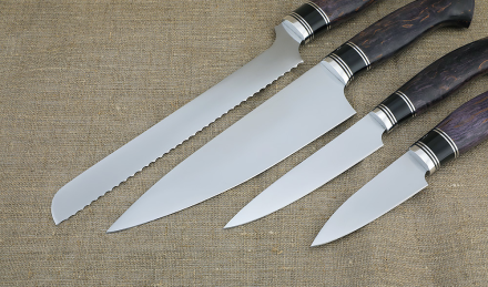 Кухонный набор из 4 ножей сталь ВН с никелем  рукоять черный граб и стабилизированная карельская береза фиолетовая подставка акрил черный и карельская береза фиолетовая Кухонный набор из 4 ножей сталь ВН с никелем  рукоять черный граб и стабилизированная карельская береза фиолетовая подставка акрил черный и карельская береза фиолетовая