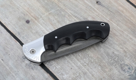 Складной нож "Ястреб" сталь х12мф, накладки черный граб Складной нож "Ястреб" сталь х12мф, накладки черный граб