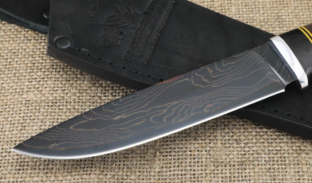 Нож Ягуар сталь дамаск ламинированный с воронением, рукоять черный граб и венге Нож Ягуар сталь дамаск ламинированный с воронением, рукоять черный граб и венге