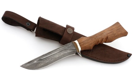 Нож Охотник сталь дамаск-долы, рукоять резная, орех