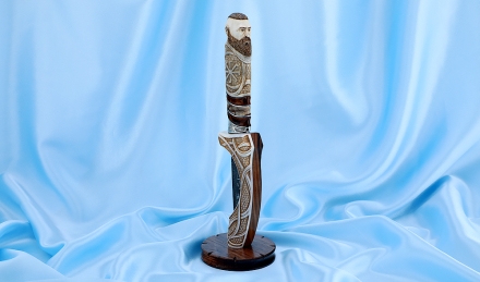 Премиум славянский Нож Коловрат дамаск торцевой кость мамонта железное дерево, мельхиор на подставке Премиум славянский Нож Коловрат дамаск торцевой кость мамонта железное дерево, мельхиор на подставке