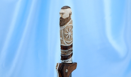 Премиум славянский Нож Коловрат дамаск торцевой кость мамонта железное дерево, мельхиор на подставке Премиум славянский Нож Коловрат дамаск торцевой кость мамонта железное дерево, мельхиор на подставке