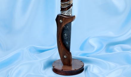 Премиум славянский Нож Коловрат дамаск торцевой кость мамонта железное дерево, мельхиор на подставке Премиум славянский Нож Коловрат дамаск торцевой кость мамонта железное дерево, мельхиор на подставке