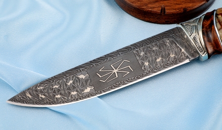 Премиум славянский Нож Коловрат дамаск торцевой кость мамонта железное дерево, мельхиор на подставке Премиум славянский Нож Коловрат дамаск торцевой кость мамонта железное дерево, мельхиор на подставке