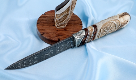 Премиум славянский Нож Коловрат дамаск торцевой кость мамонта железное дерево, мельхиор на подставке Премиум славянский Нож Коловрат дамаск торцевой кость мамонта железное дерево, мельхиор на подставке