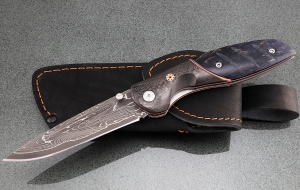 Нож складной Аист дамаск ламинированный накладки карельская береза фиолетовая карбон