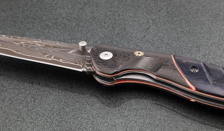 Нож складной Аист дамаск ламинированный накладки карельская береза фиолетовая карбон