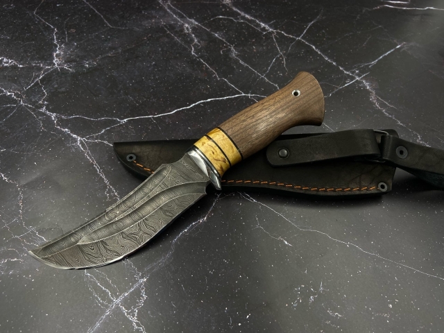 Нож Шаман дамаск  рукоять карельская береза желтая и орех(распродажа)  