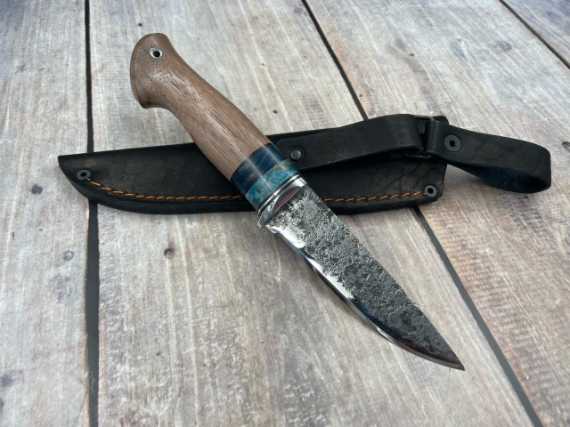 Нож Акела сталь х12мф со следами ковки рукоять карельская береза синяя и орех (распродажа) 