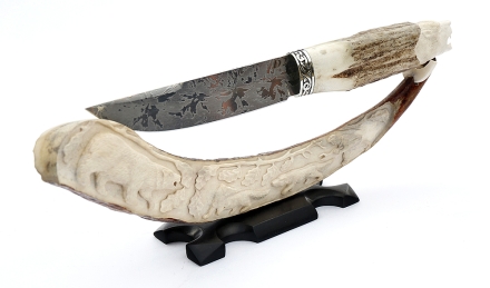 Подарочный нож Охотник сталь D2 рукоять резная рог лося, на подставке рог лося резная