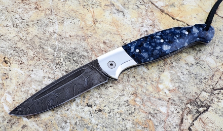 Складной нож Ворон, сталь дамаск, рукоять накладки акрил синий с дюралью Складной нож Ворон, сталь дамаск, рукоять накладки акрил синий с дюралью
