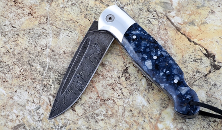 Складной нож Ворон, сталь дамаск, рукоять накладки акрил синий с дюралью Складной нож Ворон, сталь дамаск, рукоять накладки акрил синий с дюралью
