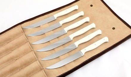 Набор ножей для стейка Elmax акрил белый в чехле из кожи 100% растительного дубления производства фабрики LA BRETAGNA Набор ножей для стейка Elmax акрил белый в чехле из кожи 100% растительного дубления производства фабрики LA BRETAGNA