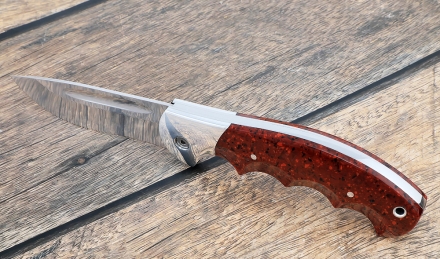 Складной нож "Ястреб" сталь Х12МФ , накладки акрил красный Складной нож "Ястреб" сталь Х12МФ , накладки акрил красный