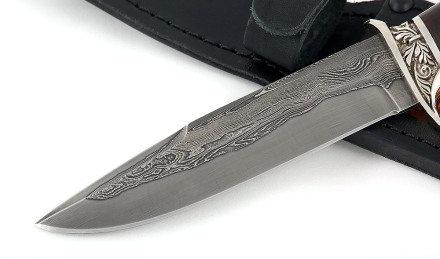 Нож Лидер, сталь дамаск ламинированный, рукоять карельская береза стабилизированная изумруд, мельхиор