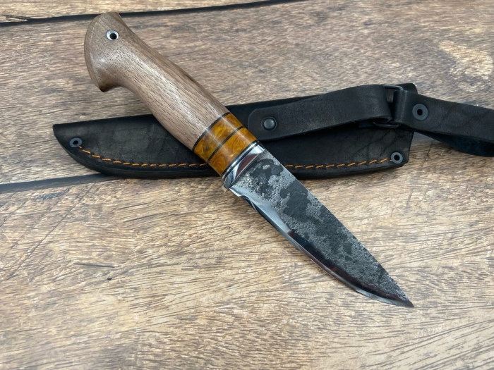 Нож Акела сталь х12мф со следами ковки рукоять карельская береза желтая и орех (распродажа) 