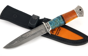 Нож Лидер, сталь дамаск ламинированный, рукоять наборная карельская береза стабилизированная синяя+янтарь, мельхиор
