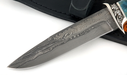 Нож Лидер, сталь дамаск ламинированный, рукоять наборная карельская береза стабилизированная синяя+янтарь, мельхиор