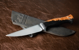 Нож Стрела из стали 95х18 рукоять гибрид акрил черный и карельская береза янтарь 
