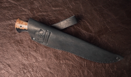 Нож Стрела из стали 95х18 рукоять гибрид акрил черный и карельская береза янтарь 