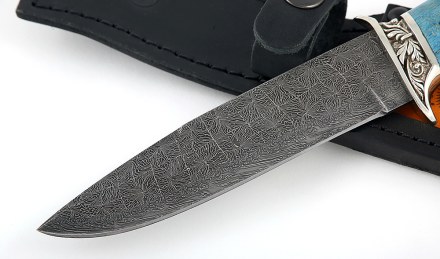 Нож Лидер сталь дамаск торцевой, рукоять карельская береза стабилизированная синяя+янтарь, мельхиор