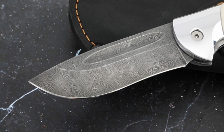 Складной нож "Ястреб" сталь дамаск, накладки акрил белый