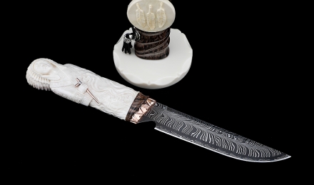 Премиум нож Гриф дамаск торцевой мокуме-гане рог лося резной на подставке