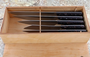 Набор кухонных ножей из стали 95Х18 с рукоятью из коричневого акрила в футляре Набор кухонных ножей из стали 95Х18 с рукоятью из коричневого акрила в футляре